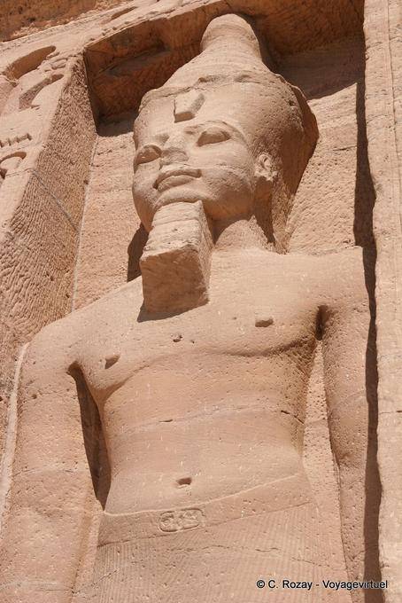Testa e il busto di una statua di Ramses, un piccolo tempio di Hathor, Abu Simbel - Egitto