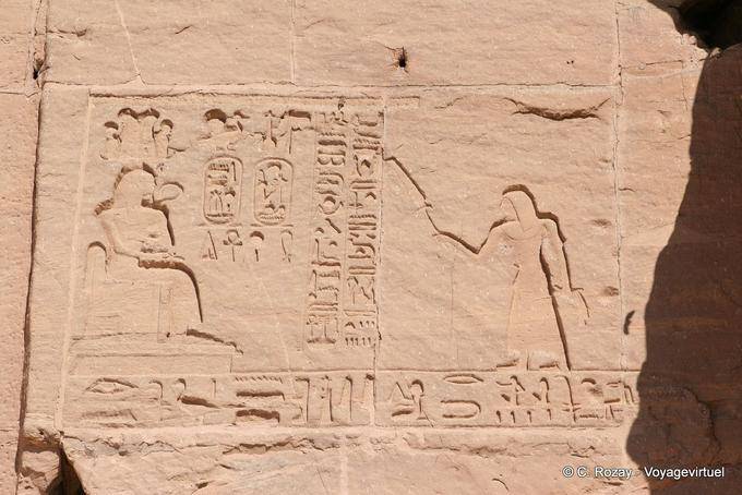 Sollievo a destra del piccolo tempio di Nefertari, Abu Simbel - Egitto
