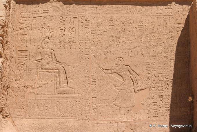 Bassorilievo e geroglifici, Abu Simbel - Egitto