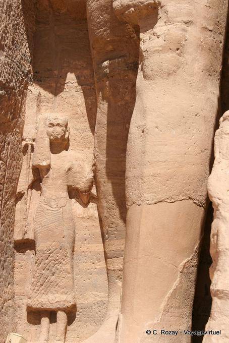 Principe Mery-Atum, statua piedi del Faraone, tempio di Hathor, Abu Simbel - Egitto