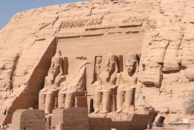 Fuori dalla top 38 nel santuario 33m di larghezza, e 20 metri di altezza statue che rappresentano il faraone Ramses II, Abu Simbel - Egitto