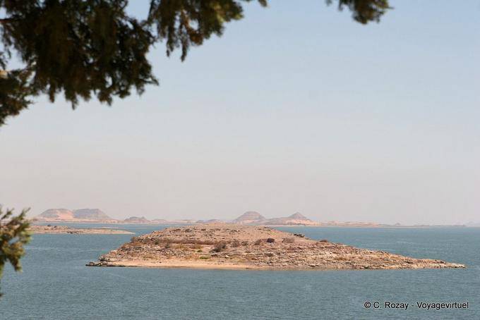 Isola, sul Lago Nasser di fronte al sito di Abu Simbel - Egitto