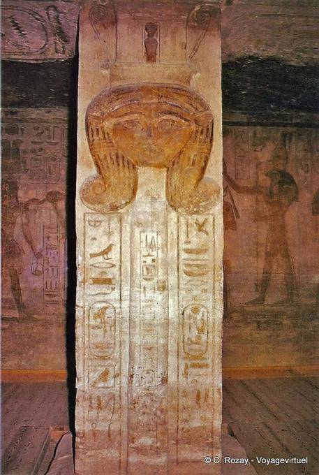 Pilastro decorato con una testa di Hathor, all'interno delle SPEOS Nefertari, Abu Simbel - Egitto