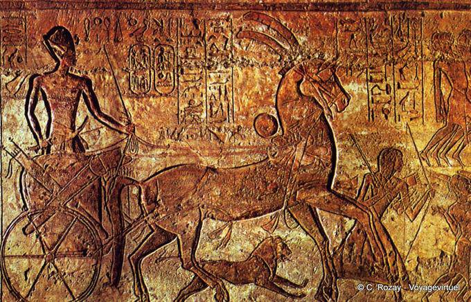 Battaglia di Kadesh, Ramses suo carro con un leone che salta al suo fianco, tempio Meha Abu Simbel - Egitto