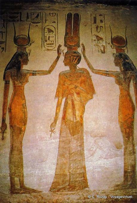 Deificazione di Nefertari Iside e Hathor, sala del tempio di Hathor, Abu Simbel - Egitto