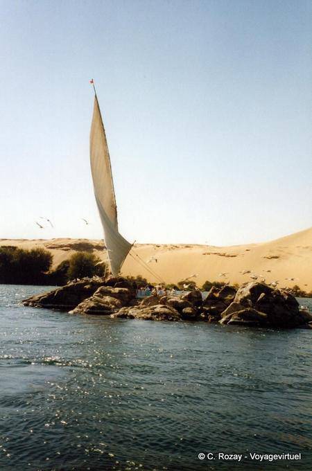 Vela Feluca nascosto da un'isola sul Nilo, Aswan - Egitto