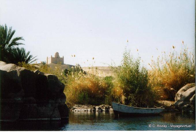 Il Mausoleo dell'Aga Khan visto dal Nilo, Aswan - Egitto