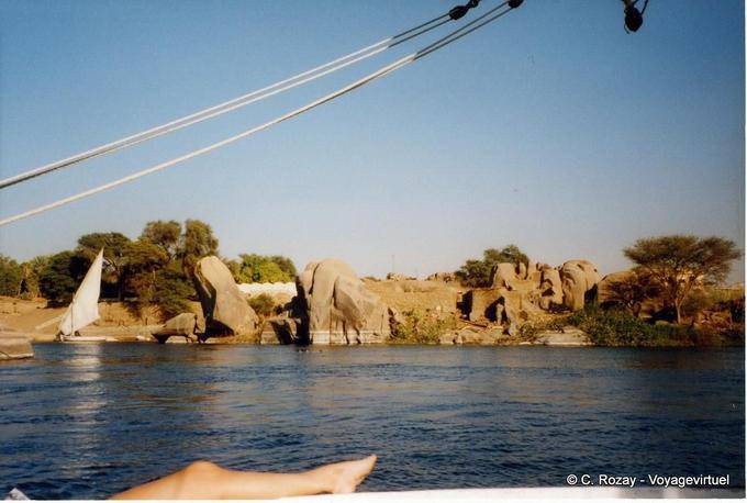 Il piede di fronte alle rocce di Elephantine Island, Assuan - Egitto