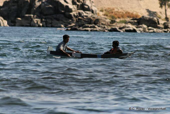 Figli del Nilo in un mini-barca, Aswan - Egitto