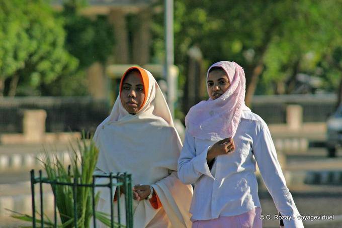 Giovani donne in una strada Aswan - Egitto