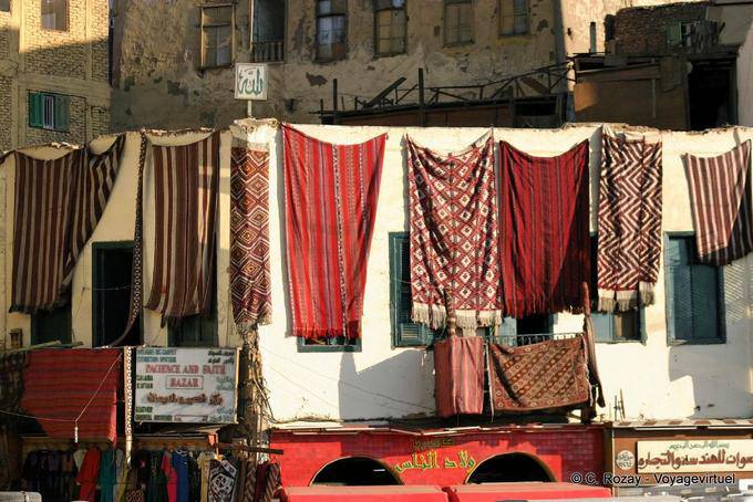 Tappeti appesi nel bazar, Aswan - Egitto