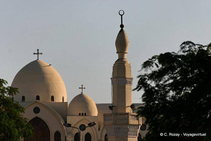 Cupola della chiesa copta dietro il minareto, Aswan - Egitto
