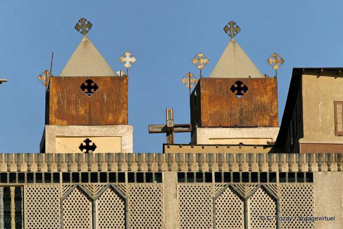 Piccole pinnacoli di ferro, chiesa di Assuan - Egitto