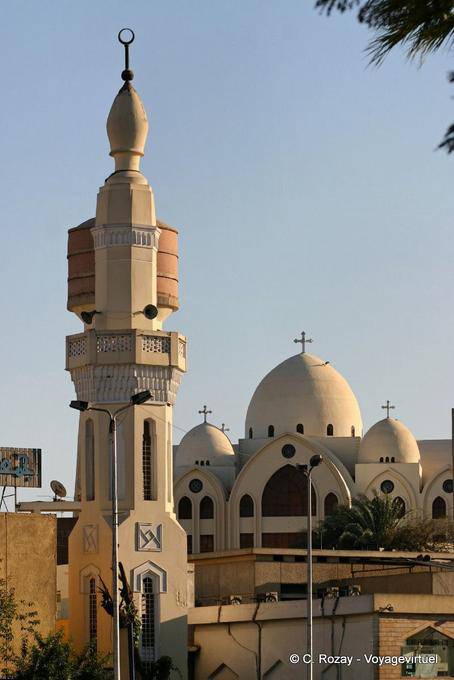 Il minareto della moschea prima che le cupole della Chiesa di San Giorgio, Aswan - Egitto