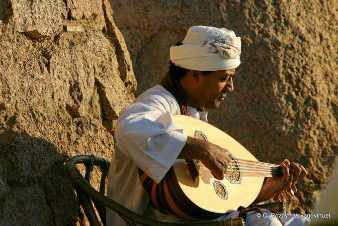 Musicista di suonare la 3ood, liuto orientale prima della Old Cataract Aswan - Egitto