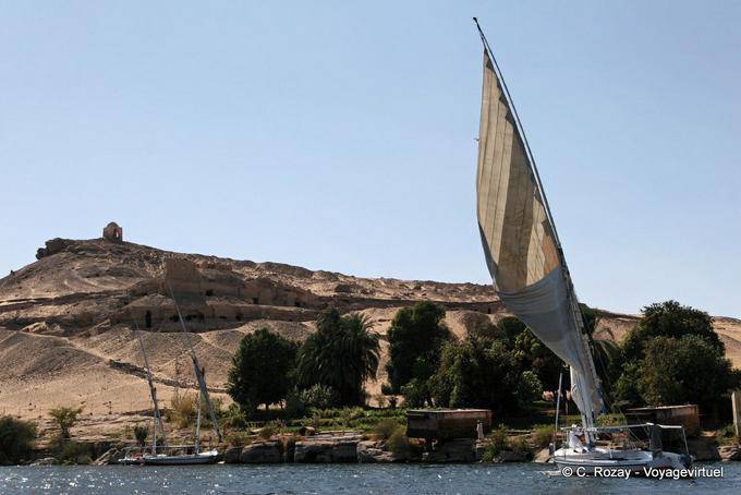 Una barca a vela sotto il Qoubbet el-Hawa, Aswan - Egitto