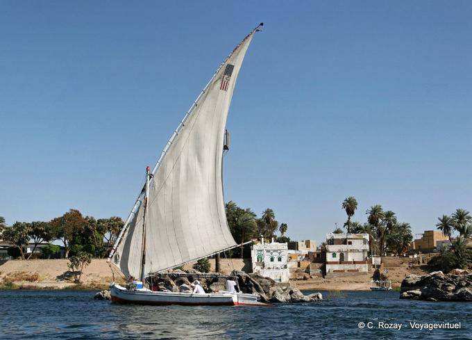 Vela Feluca passato Elephantine Island in Aswan - Egitto
