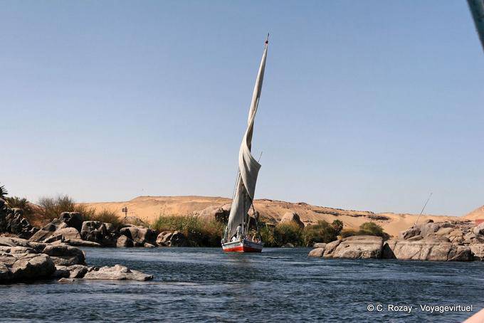 Cambiare minimo una feluca tra le rocce sporgenti, Aswan - Egitto