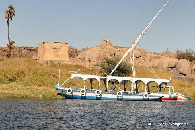 Barca turistica di fronte al Tempio di Khnum, Abu Elephantine, Aswan - Egitto
