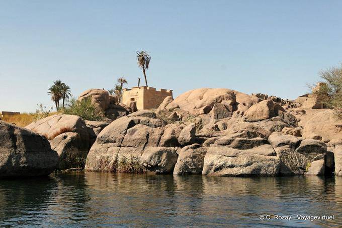 Nilo rocce deavnt le rovine di Abu Aswan - Egitto