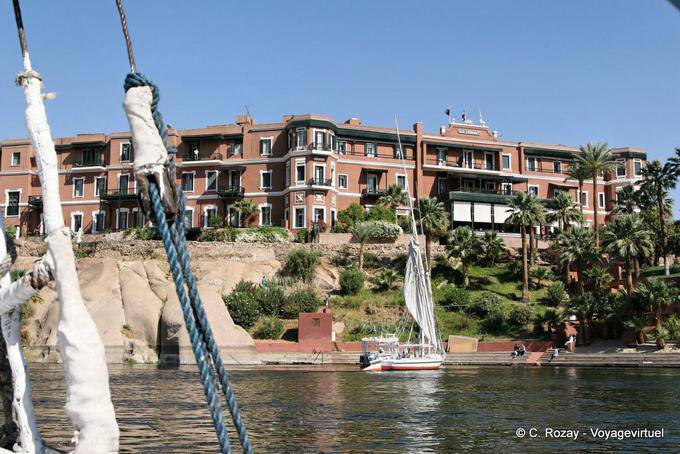 Aswan, Old Cataract Hotel visto dal fiume - Egitto