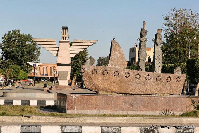 Monument strana scultura nel centro della città, Aswan - Egitto