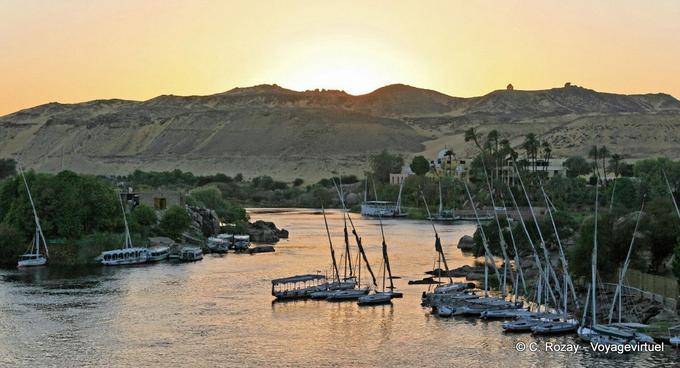 Tramonto sulle braccia e le feluche sul Nilo ormeggiata, Aswan - Egitto