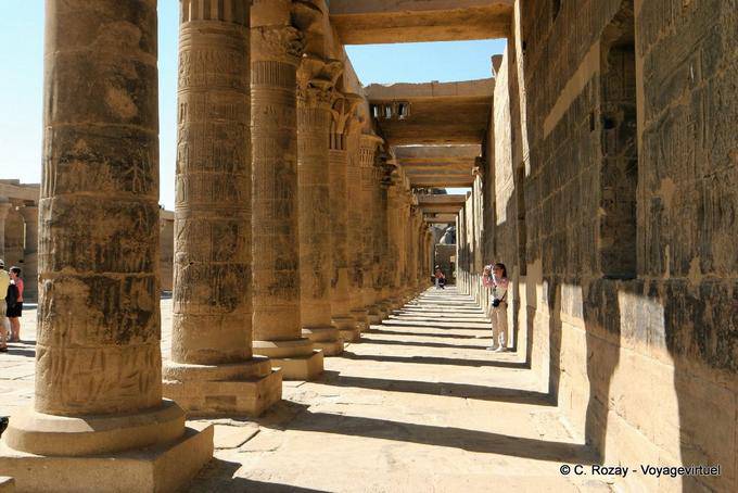 Fila di colonne alla cappella Mandulis, Tempio di Philae - Egitto
