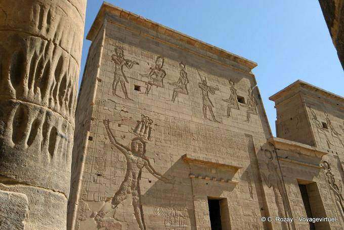 Pilone del Tempio di Iside (a sinistra), il Tempio di Philae - Egitto