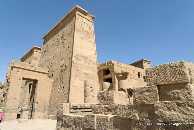 La prima torre, vista esterna del Tempio di Iside, Philae - Egitto
