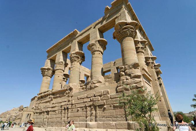 Il chiosco di Traiano, l'unico monumento visibile sopra l'acqua quando l'isola è stata inondata Philae - Egitto