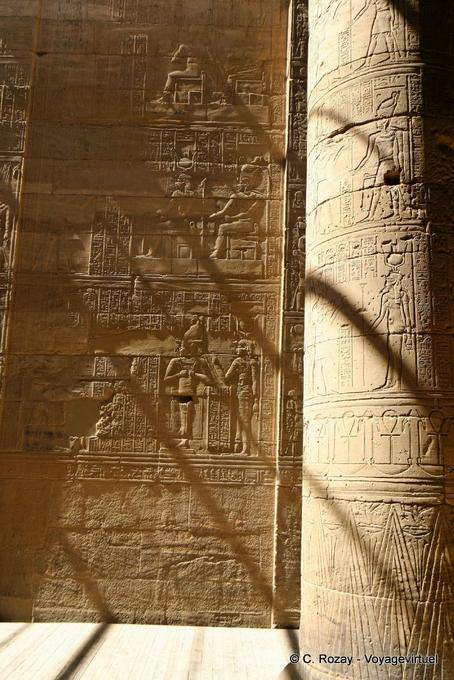 Ombre sulle colonne, Tempio di Philae - Egitto