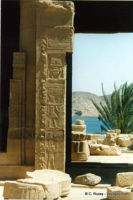 Philae, pilastro del tempio di Hathor e vista sul Nilo - Egitto