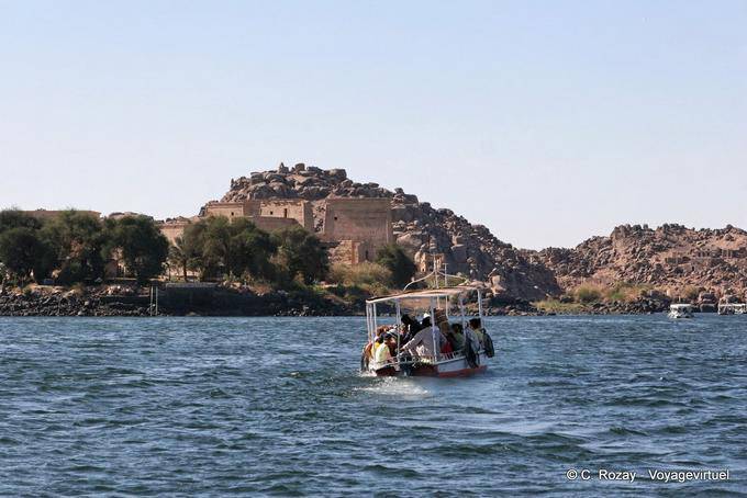 Arrivo di turisti a Philae dal Nilo - Egitto