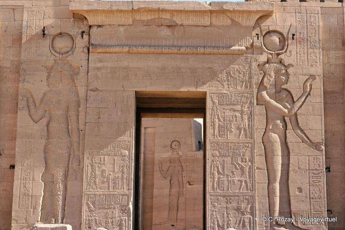 Lato esterno del secondo pilone del tempio di Iside, Philae - Egitto