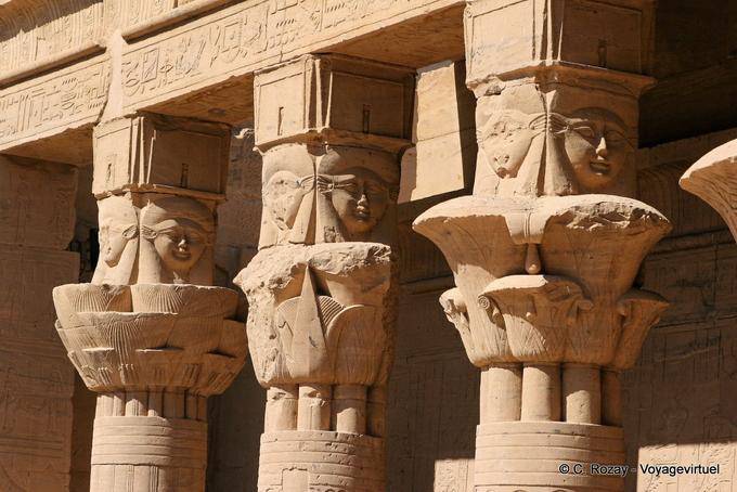 Rappresentazioni di Hathor sui pilastri di Mammisi, Tempio di Philae - Egitto