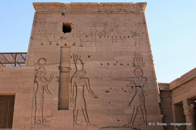 Seconda pilone con una copia della Stele di Rosetta, Philae - Egitto
