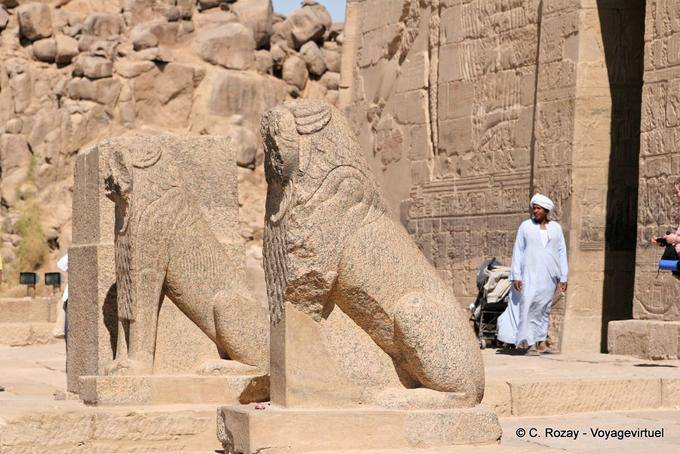 Lions a guardia del tempio di Iside, Tempio di Philae - Egitto