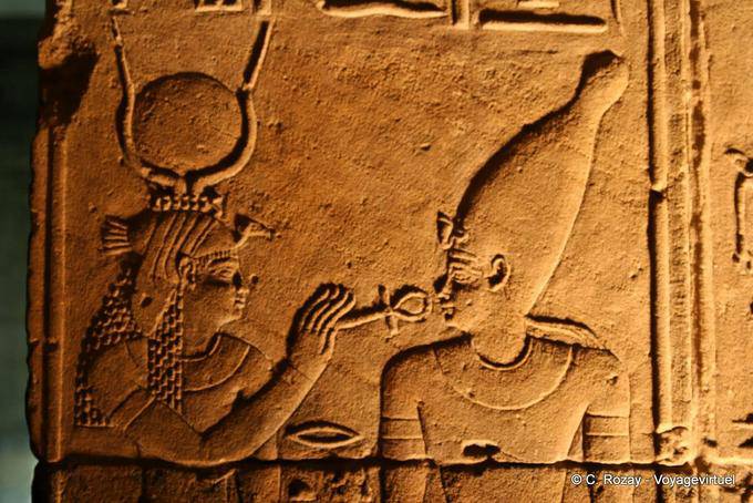 Bassorilievo raffigurante la dea Iside, Tempio di Philae - Egitto