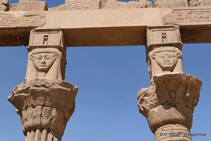 Pilastri di sostegno capitelli raffiguranti la dea Hathor, Tempio di Philae - Egitto