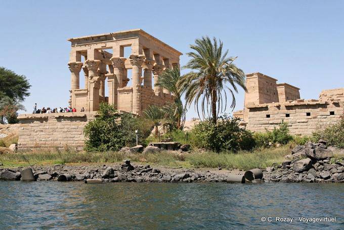Tempio di Philae, un'altra vista di Traiano chiosco dal Nilo - Egitto