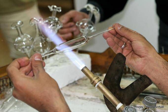 Fase di fabbricazione di una bottiglia di profumo, Aswan - Egitto