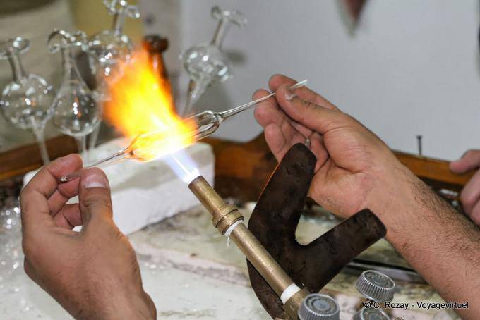 Produzione di una bottiglia di profumo, Aswan - Egitto