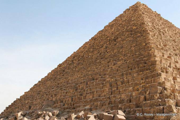 I gradi di calcare locale della piramide di Micerino - Egitto