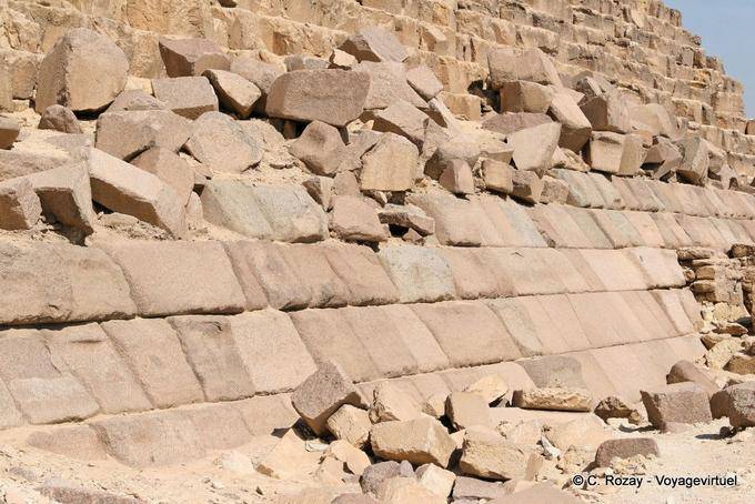 Blocchi di granito staccano dalla base della piramide di Micerino, Giza - Egitto