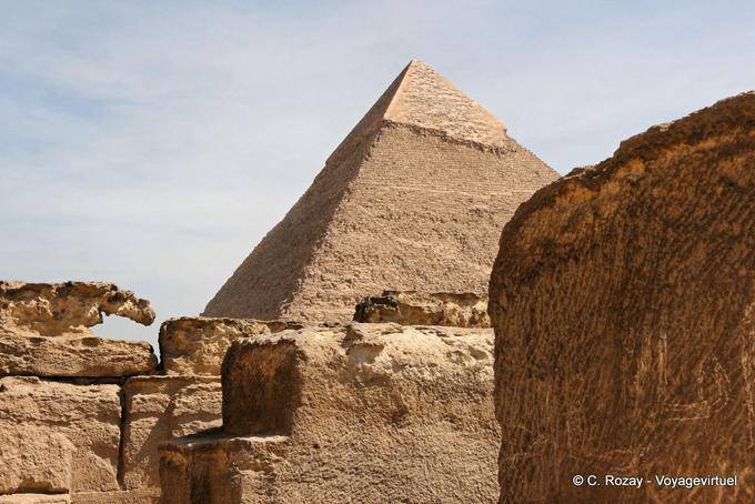 Veduta della Piramide di Chefren e calcare di fronte fine del Tura - Egitto