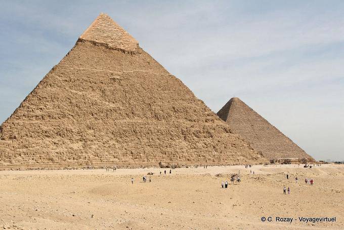 Prospettiva Angle su due Piramidi di Giza - Egitto