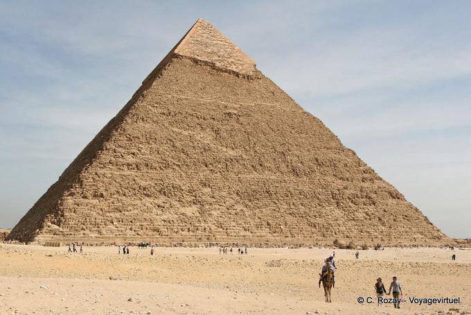 Altezza di 143,5 metri e 215 metri di base, la piramide di Chefren, Giza - Egitto