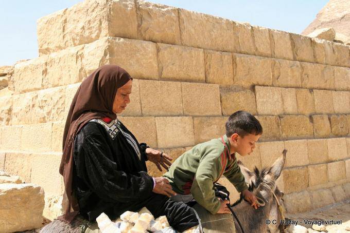 Donna e bambino discendente di un asino, Giza - Egitto