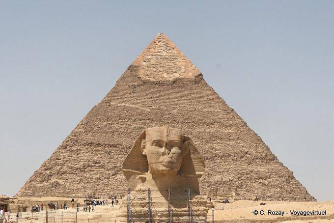 Il Sphynx al centro della piramide di Chefren - Egitto